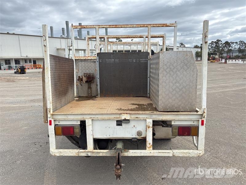 Isuzu NPR300 4x2 Crew Cab Flatbed Truck Flatbed / Dropside trucks