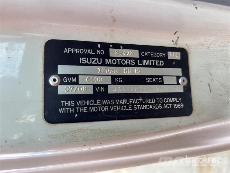 Isuzu NPR300 4x2 Crew Cab Flatbed Truck Flatbed / Dropside trucks