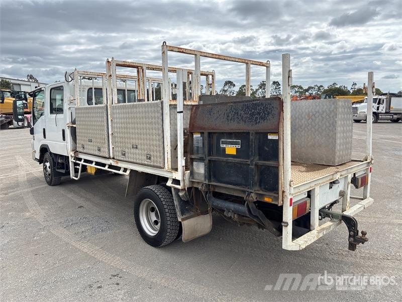 Isuzu NPR300 4x2 Crew Cab Flatbed Truck Flatbed / Dropside trucks