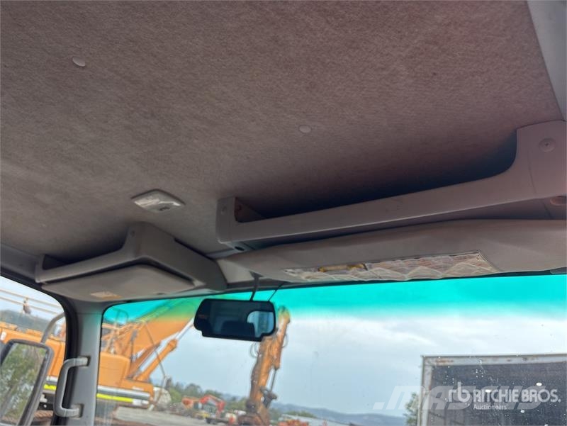 Isuzu NPR300 4x2 Crew Cab Flatbed Truck Flatbed / Dropside trucks