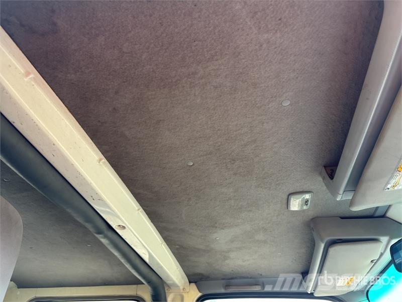 Isuzu NPR300 4x2 Crew Cab Flatbed Truck Flatbed / Dropside trucks