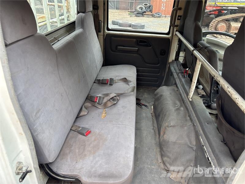 Isuzu NPR300 4x2 Crew Cab Flatbed Truck Flatbed / Dropside trucks