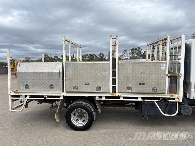 Isuzu NPR300 4x2 Flatbed Truck Kamioni sa otvorenim sandukom