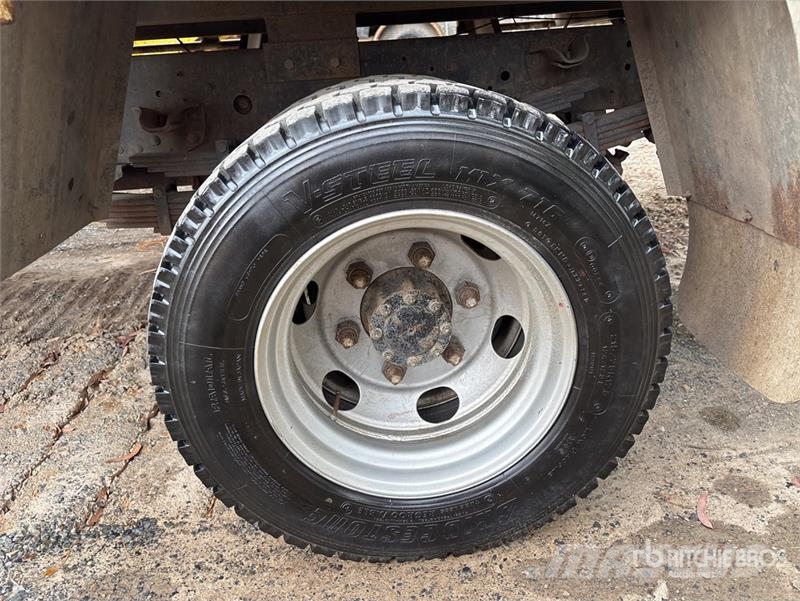 Isuzu NPR300 4x2 Flatbed Truck Kamioni sa otvorenim sandukom