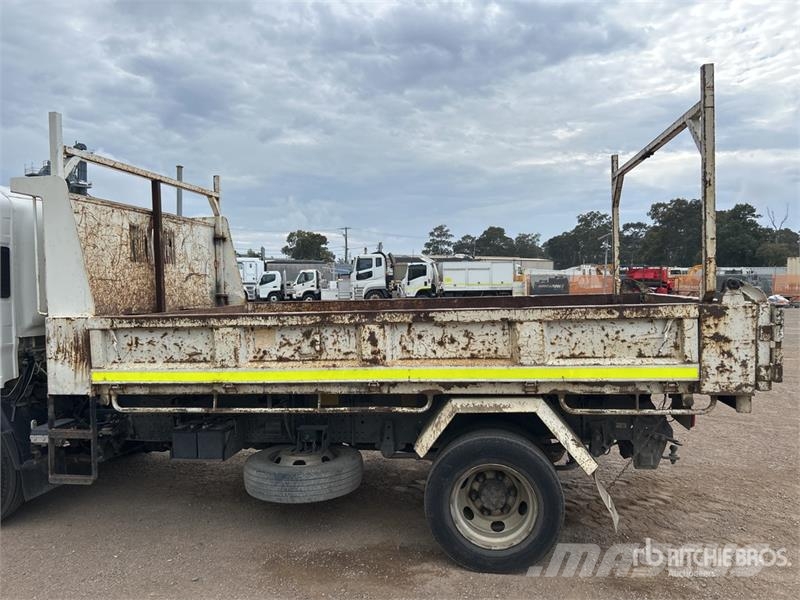 Isuzu NPR300 4x2 S/A Dump Truck Camion ribaltabili