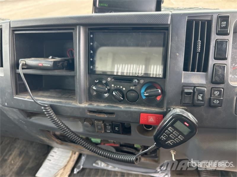 Isuzu NPR300 4x2 S/A Dump Truck Camion ribaltabili