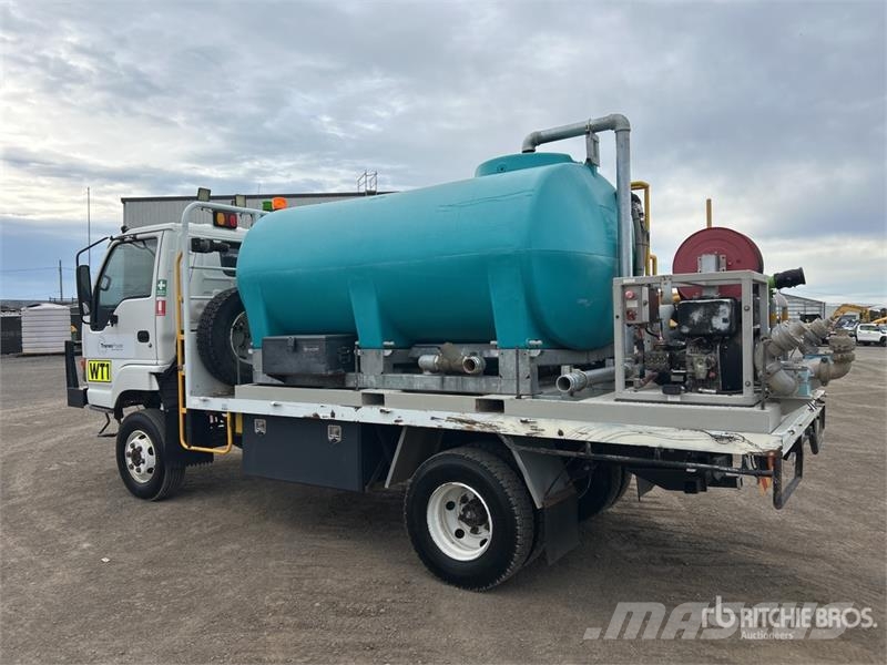 Isuzu NPS 300 5000 L 4x4 Water Truck Camiones cisterna