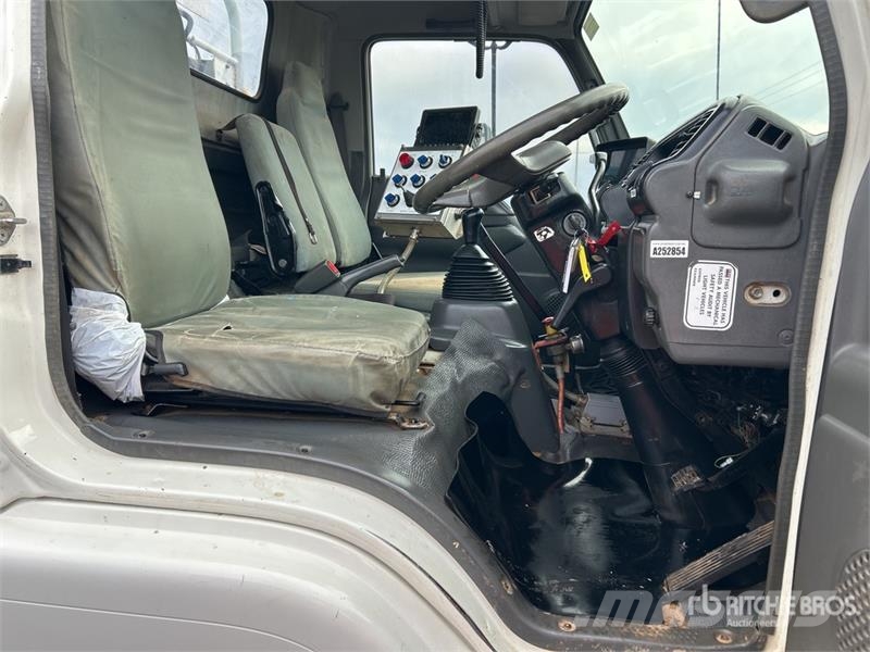 Isuzu NPS 300 5000 L 4x4 Water Truck Camiones cisterna