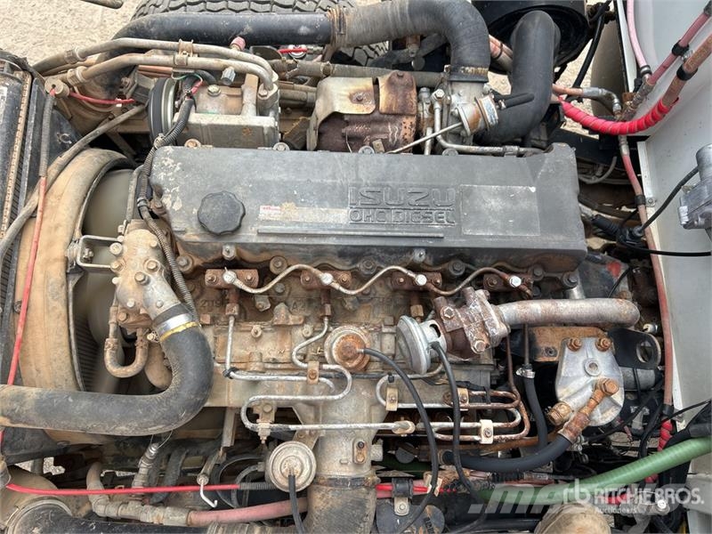 Isuzu NPS 300 5000 L 4x4 Water Truck Camiones cisterna
