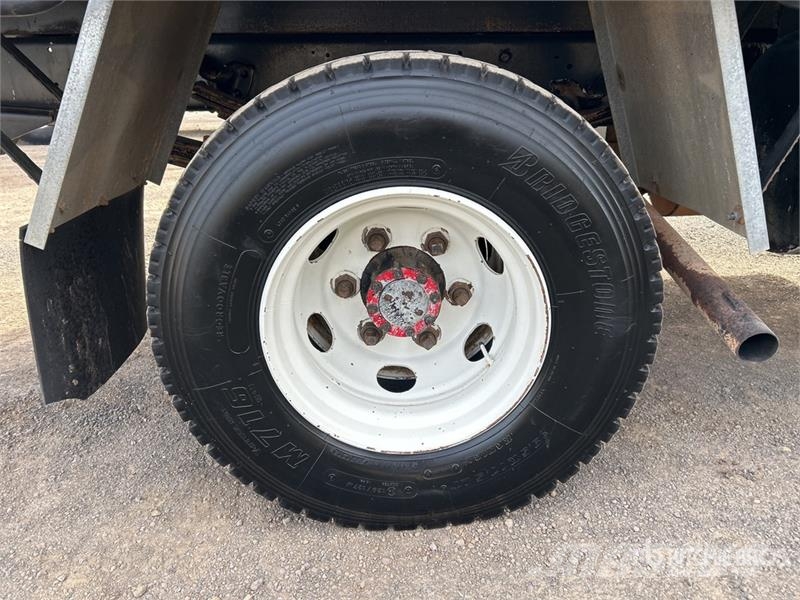 Isuzu NPS 300 5000 L 4x4 Water Truck Camiones cisterna