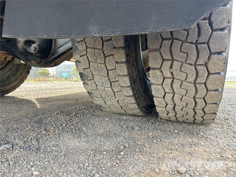 Isuzu NPS 300 5000 L 4x4 Water Truck Camiones cisterna
