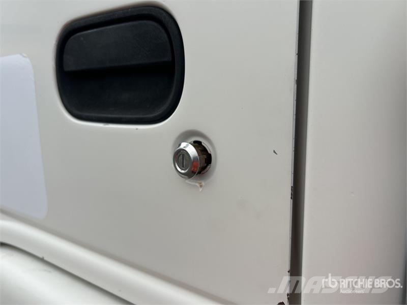 Isuzu NPS 300 5000 L 4x4 Water Truck Camiones cisterna