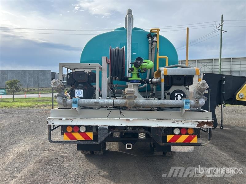 Isuzu NPS 300 5000 L 4x4 Water Truck Camiones cisterna