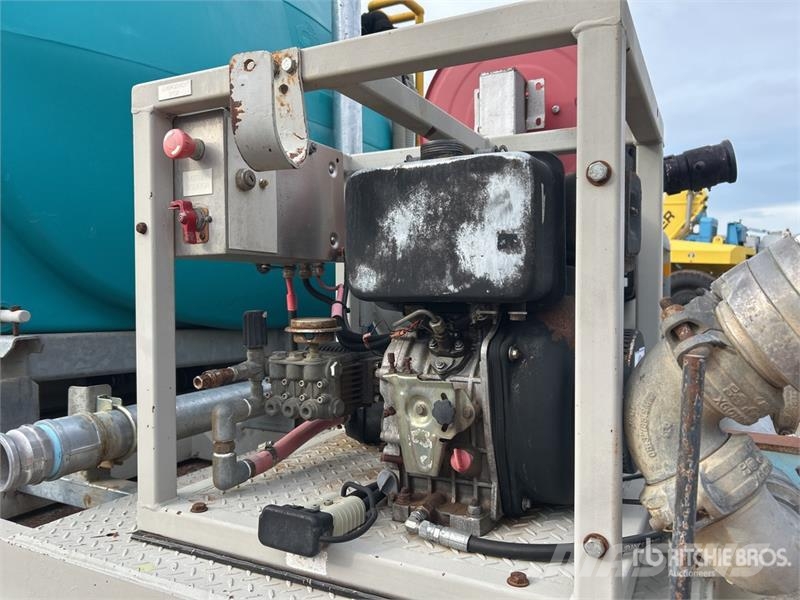 Isuzu NPS 300 5000 L 4x4 Water Truck Camiones cisterna