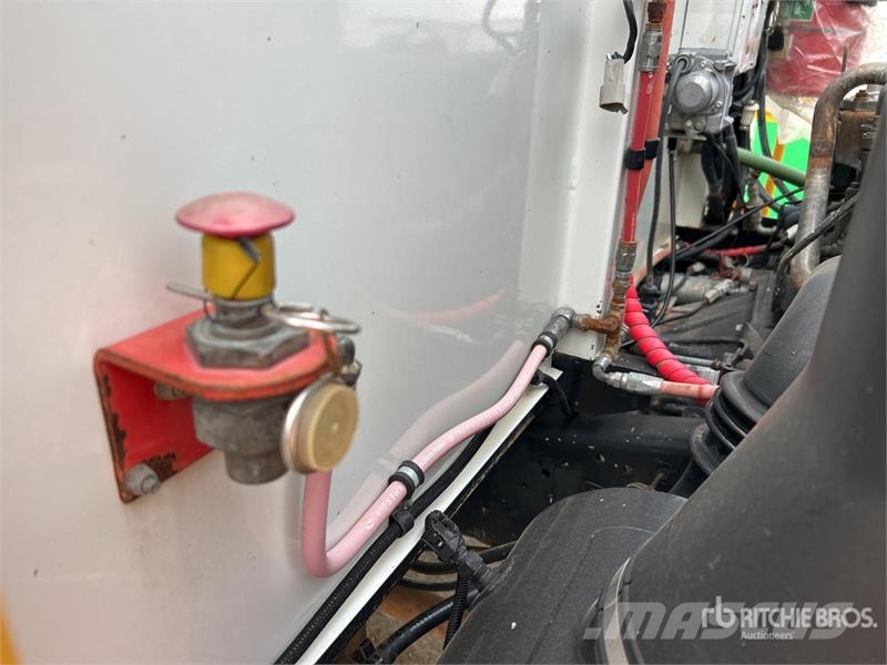 Isuzu NPS 300 5000 L 4x4 Water Truck Camiones cisterna