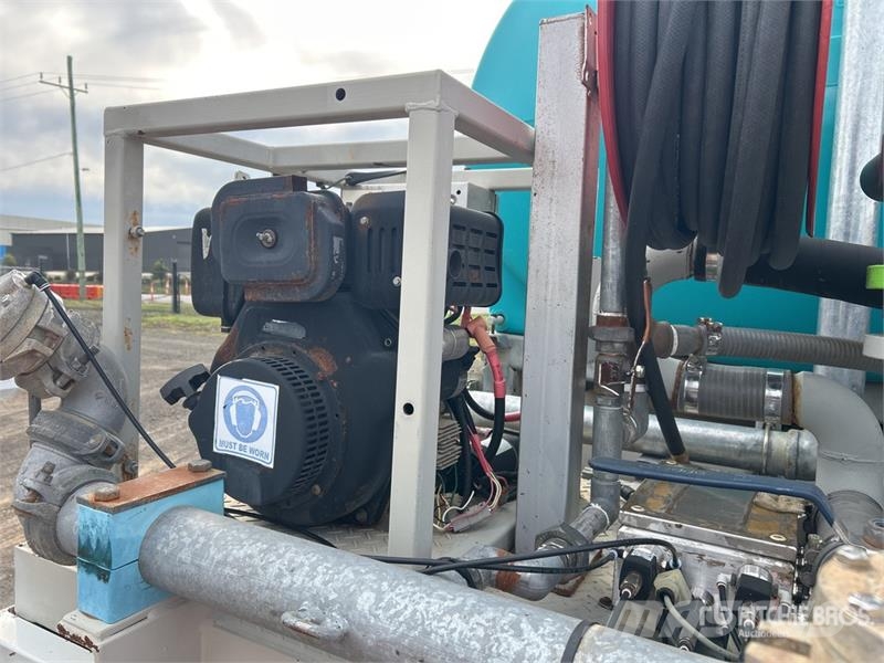 Isuzu NPS 300 5000 L 4x4 Water Truck Camiones cisterna