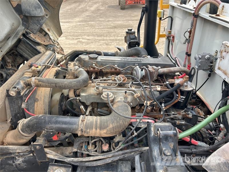 Isuzu NPS 300 5000 L 4x4 Water Truck Camiones cisterna