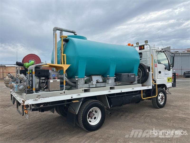 Isuzu NPS 300 5000 L 4x4 Water Truck Camiones cisterna