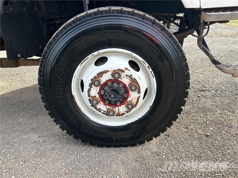 Isuzu NPS 300 5000 L 4x4 Water Truck Camiones cisterna