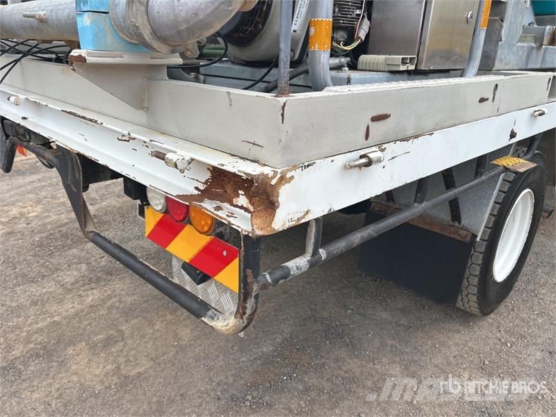 Isuzu NPS 300 5000 L 4x4 Water Truck Camiones cisterna