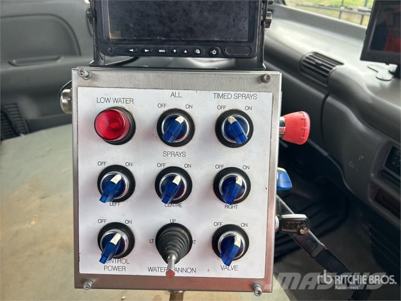 Isuzu NPS 300 5000 L 4x4 Water Truck Camiones cisterna