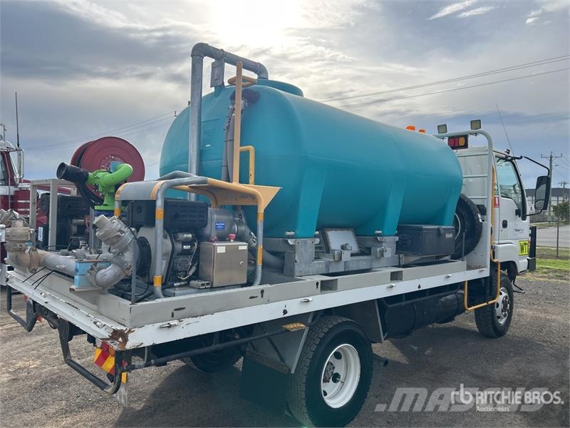 Isuzu NPS 300 5000 L 4x4 Water Truck Camiones cisterna