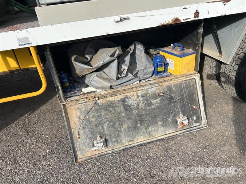 Isuzu NPS 300 5000 L 4x4 Water Truck Camiones cisterna