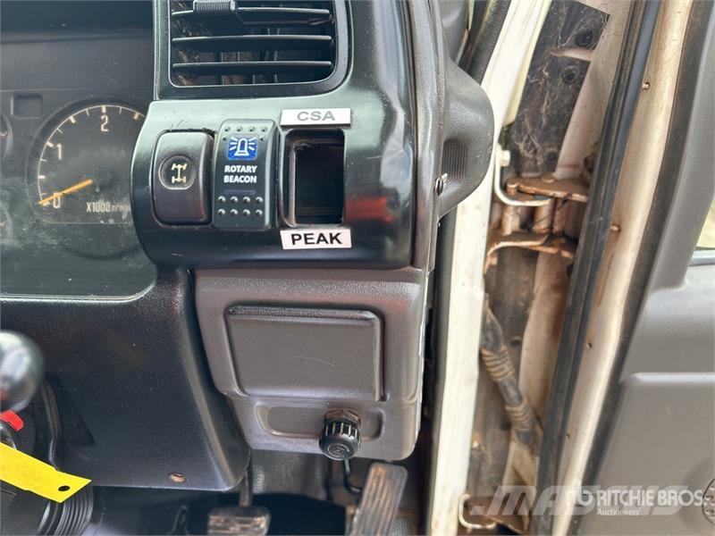 Isuzu NPS 300 5000 L 4x4 Water Truck Camiones cisterna