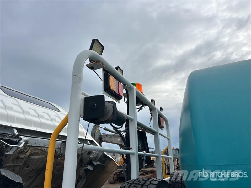 Isuzu NPS 300 5000 L 4x4 Water Truck Camiones cisterna