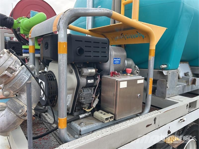 Isuzu NPS 300 5000 L 4x4 Water Truck Camiones cisterna