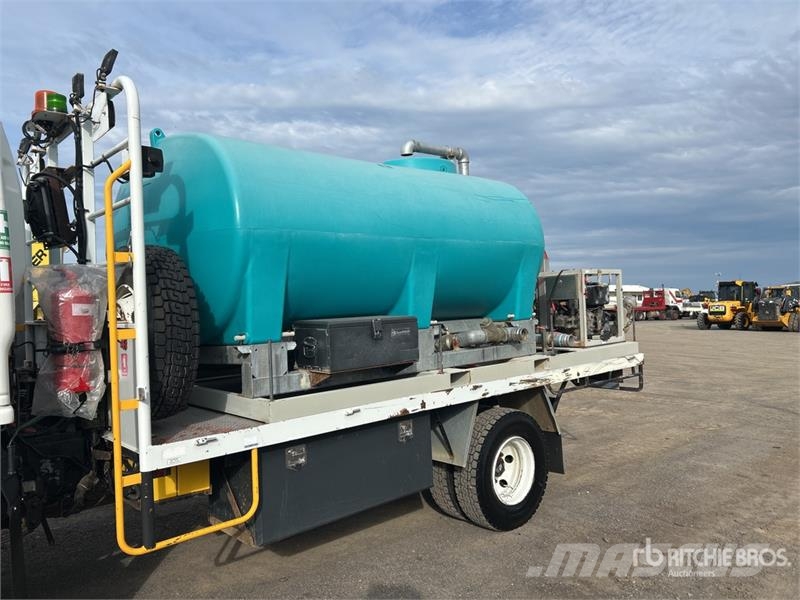 Isuzu NPS 300 5000 L 4x4 Water Truck Camiones cisterna