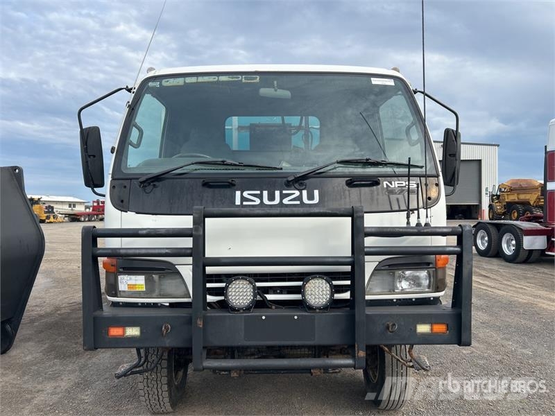Isuzu NPS 300 5000 L 4x4 Water Truck Camiones cisterna
