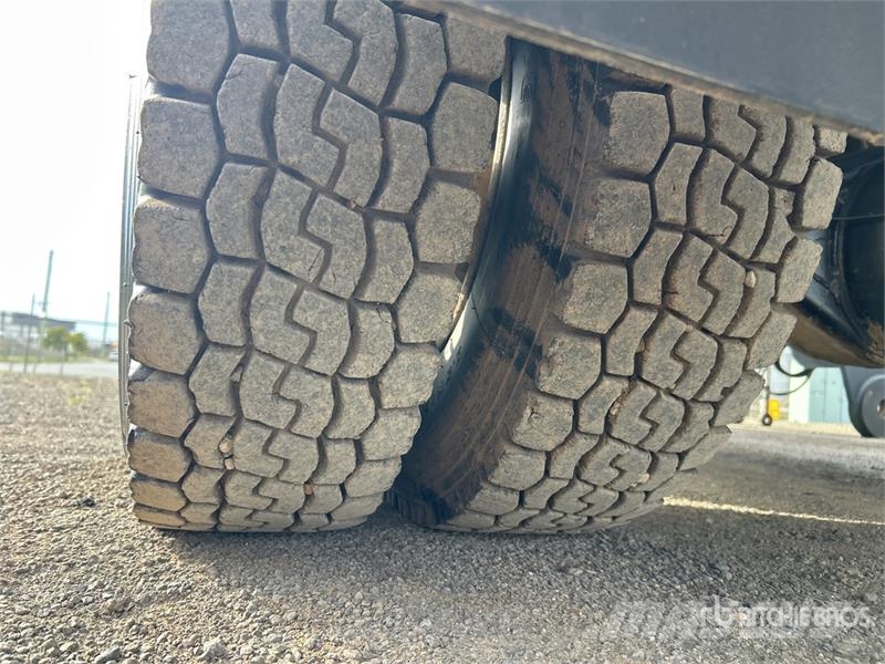 Isuzu NPS 300 5000 L 4x4 Water Truck Camiones cisterna