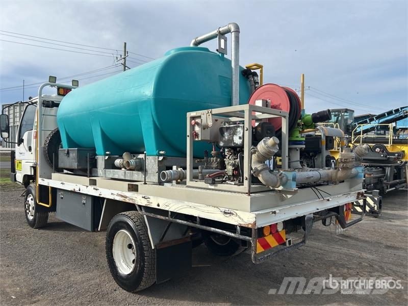 Isuzu NPS 300 5000 L 4x4 Water Truck Camiones cisterna