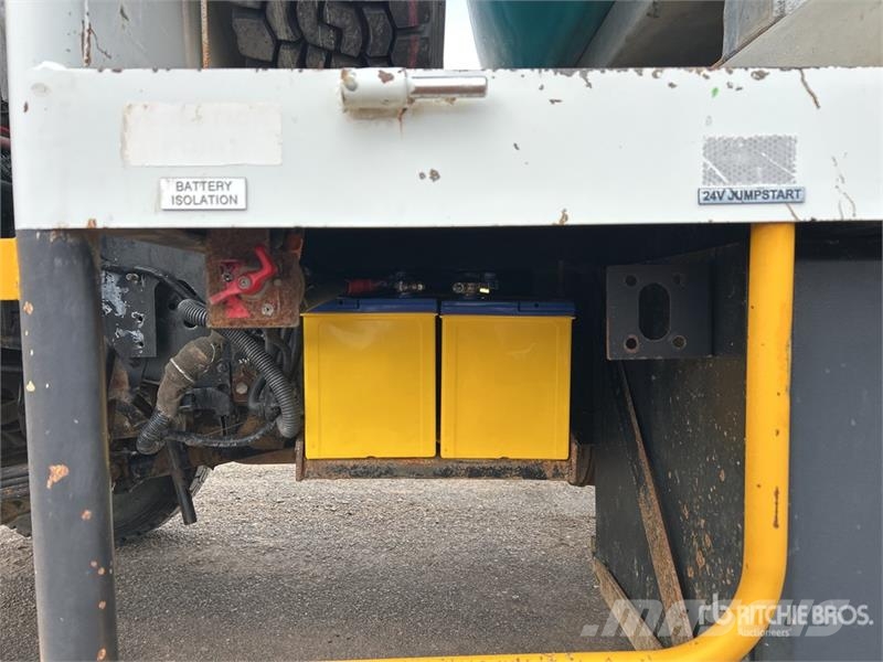 Isuzu NPS 300 5000 L 4x4 Water Truck Camiones cisterna