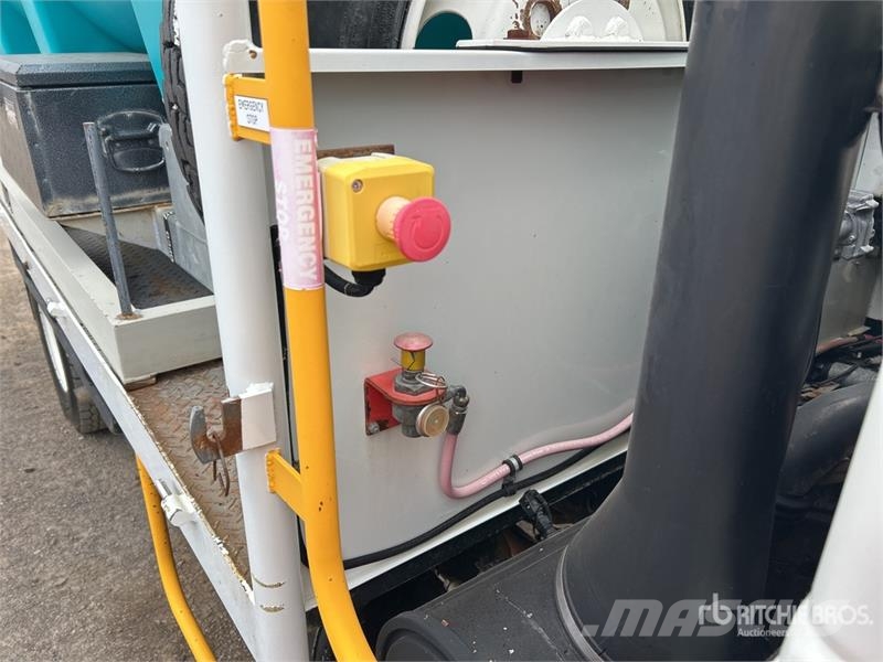 Isuzu NPS 300 5000 L 4x4 Water Truck Camiones cisterna