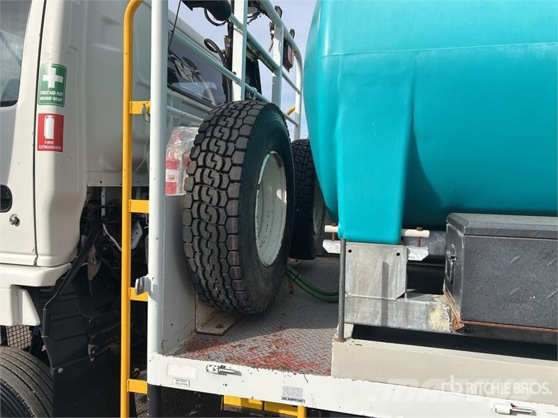 Isuzu NPS 300 5000 L 4x4 Water Truck Camiones cisterna