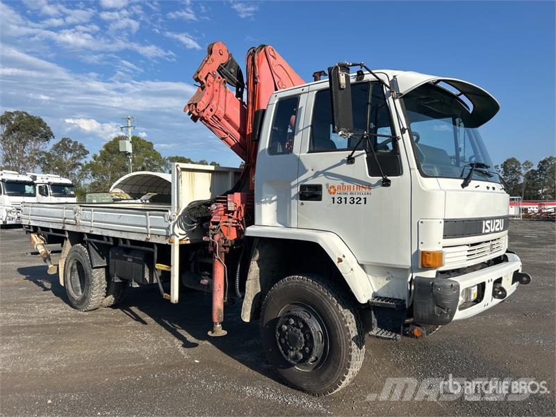 Isuzu Palfinger PE14000BX 2610 kg Knuckle Boom on Isuzu Truck mounted cranes