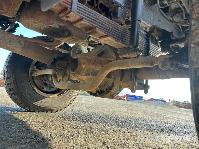 Isuzu Palfinger PE14000BX 2610 kg Knuckle Boom on Isuzu Truck mounted cranes