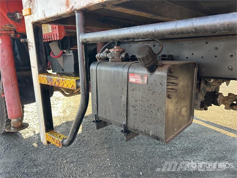 Isuzu Palfinger PE14000BX 2610 kg Knuckle Boom on Isuzu Truck mounted cranes