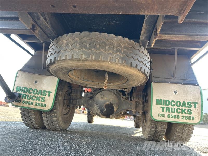 Isuzu Palfinger PE14000BX 2610 kg Knuckle Boom on Isuzu Truck mounted cranes