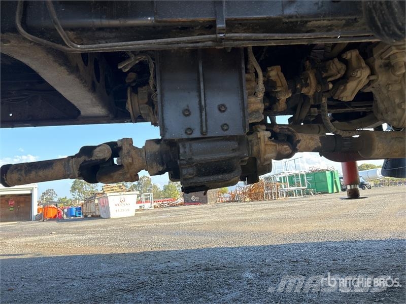 Isuzu Palfinger PE14000BX 2610 kg Knuckle Boom on Isuzu Truck mounted cranes