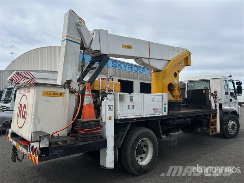 Isuzu Redmond Gary TF16M 16 m on Isuzu FVD950 4x2 Bucke LKW-Arbeitsbühnen