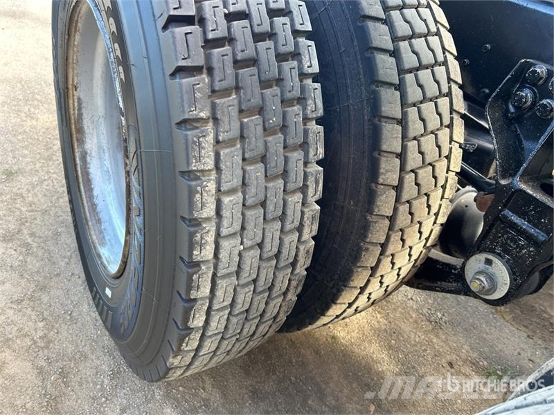 Iveco Stralis AD 450 8x4 Twin-Steer Cab and Chassis Cabine en interieur