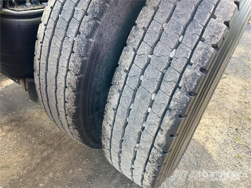 Iveco Stralis AD 450 8x4 Twin-Steer Cab and Chassis Cabine en interieur