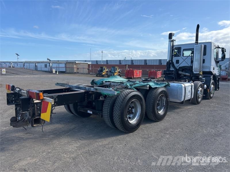 Iveco Stralis AD 450 8x4 Twin-Steer Cab and Chassis Cabine en interieur