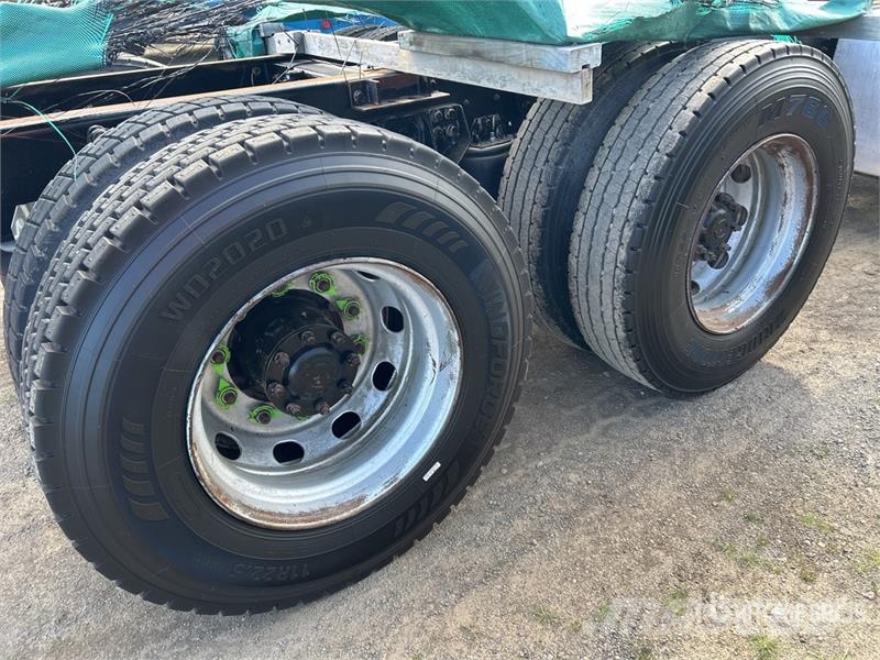 Iveco Stralis AD 450 8x4 Twin-Steer Cab and Chassis Cabine en interieur