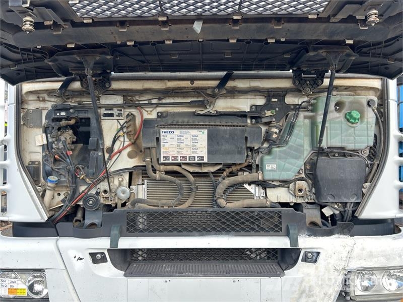 Iveco Stralis AD 450 8x4 Twin-Steer Cab and Chassis Cabine en interieur