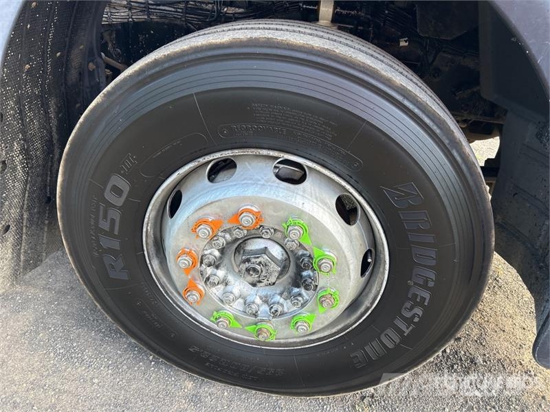 Iveco Stralis AD 450 8x4 Twin-Steer Cab and Chassis Cabine en interieur
