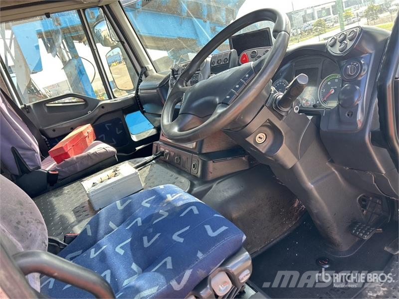 Iveco Stralis AD 450 8x4 Twin-Steer Cab and Chassis Cabine en interieur